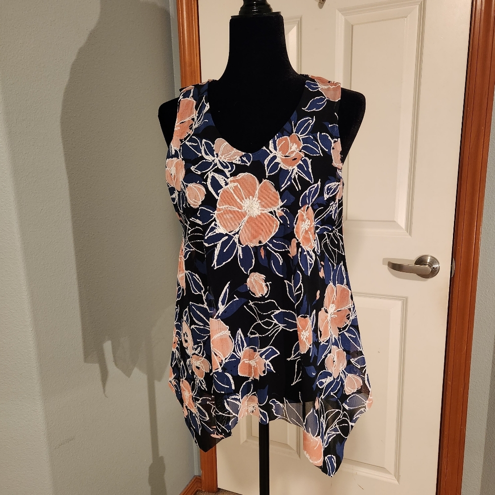 😀 Emi & Ice Floral stretch flowing tank top.
